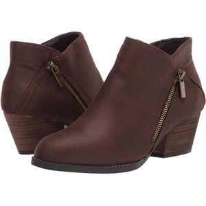 Ankle boots by Bella Vita. Size 8. BRAND NEW. Brown